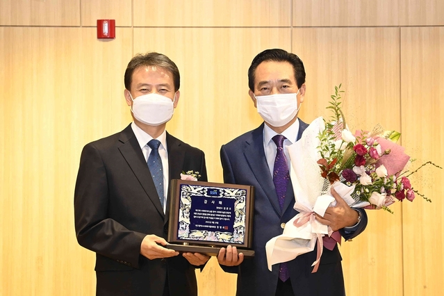 ▲ 김문오 달성군수(오른쪽)는 “사회적 문제에 관심을 가지고 일깨우는 이러한 자원봉사자 교육은 전 세계가 이례적인 기후변화와 전염병으로 어려움을 겪고 있는 요즘 상황에 큰 의미를 가진다”고 말했다. 사진은 달성군자원봉사센터에서 김 군수에게 감사패를 수여한 장면.ⓒ달성군