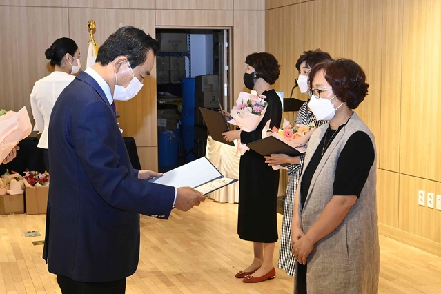 ▲ 2003년에 개소한 달성군자원봉사센터는 현재 달성복지재단에서 위탁 받아 운영 중이며 5만1,186명의 자원봉사자와 390개의 봉사단체가 1365자원봉사포털에 등록돼 활동 중에 있다. 사진은 김 군수가 센터 회원에게 시상하는 장면.ⓒ달성군