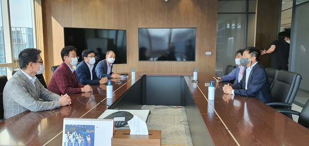 ▲ 이철우 경북도지사, 박형수 국회의원, 장욱현 영주시장, 이용욱 SK머티리얼즈 대표 등은 지난 10일 오후 SK머티리얼즈 서울사무소에서 최근 지역 여론을 전달하고, 영주공장에 대한 지속적인 투자를 요청했다.ⓒ경북도