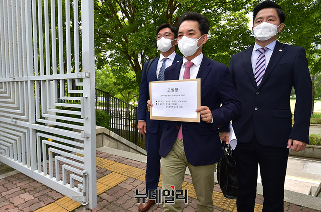 ▲ 박민식 윤석열 국민캠프 기획실장과 변호인이 13일 오전 고위공직자범죄수사처가 있는 경기 과천시 정부과천청사에 박지원 국정원장, 조성은, 성명불상자 1인을 국가정보원법 및 공직선거법 위반 혐의로 고발하기 위해 입장하고 있다.ⓒ경기 과천=정상윤 기자