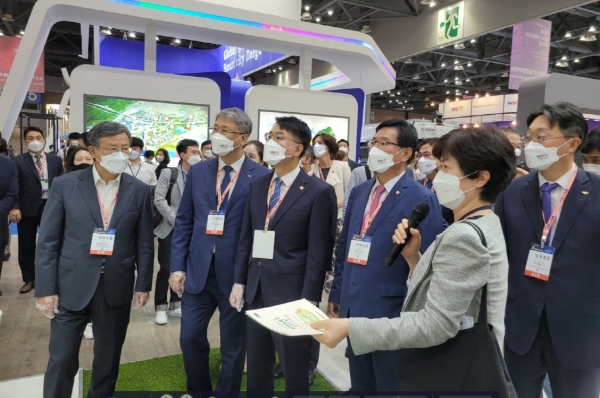 ▲ 김명수 대전시 과학부시장이  지난 8~10일까지 일산 킨텍스에서 열린 제5회 월드 스마트시티 엑스포에 대전의 우수 스마트시티 서비스와 스마트 챌린지 사업을 홍보했다.ⓒ대전시