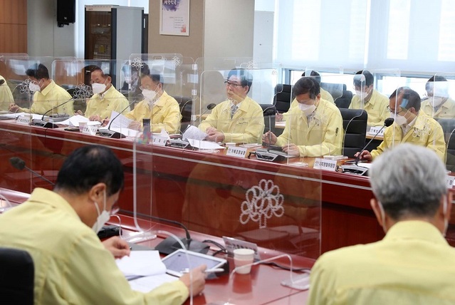 ▲ 양승조 충남도지사가 13일 도청에서 실국원장회의를 주재하고 있다.ⓒ충남도