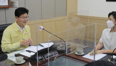 ▲ 김정섭 공주시장이 집무실에서 유년 시절, 추억과 현재 미래에 대해 이야기를 하고 있다.ⓒ한국영상대