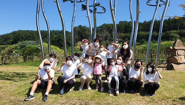 ▲ 대전 시립 손 소리복지관은  청각·언어장애인들의 권익과 복지증진을 위해 노력하고 있는 가운데 장애 가족들이 지난 11일 수자원공사 대청댐지사와 함께 즐거운 시간을 보내고 있다.ⓒ손 소리복지관