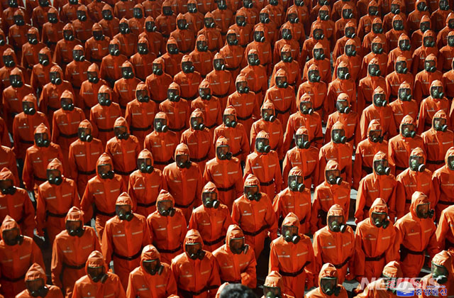 ▲ 지난 9일 심야열병식에 등장한 방역인력들. 이날 열병식에는 북한군 정규군이 참가하지 않았다. ⓒ뉴시스. 무단전재 및 재배포 금지.