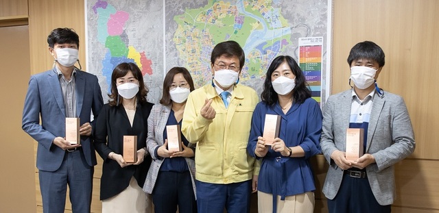 ▲ 최교진 세종교육감(왼쪽서 네번 째)이 13일 상황실에서 2021년 상반기 세종교육 홍보 우수공무원 6명에게 ’보도의 달인‘ 상패를 수여한 뒤 기념촬영을 하고 있다.ⓒ세종교육청