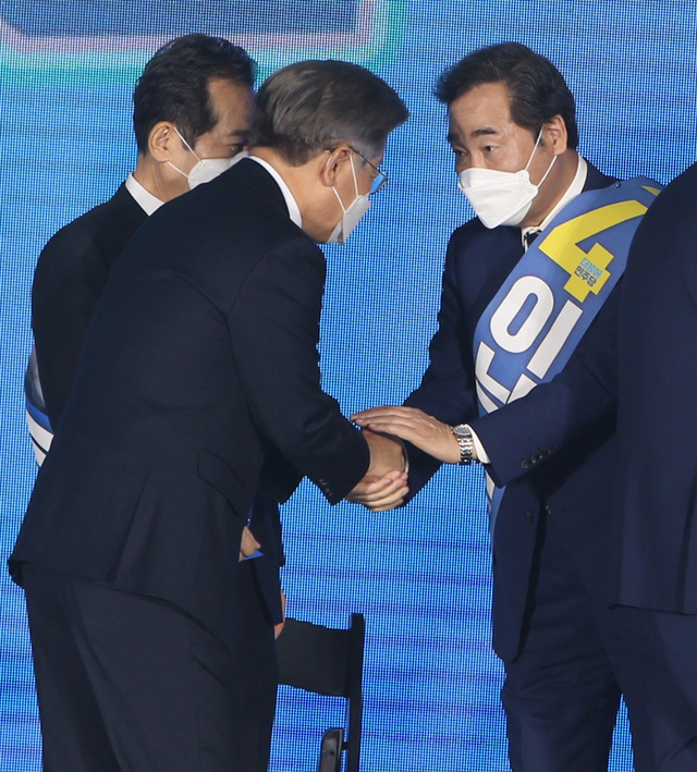 ▲ 지난 12일 오후 이재명(왼쪽)·이낙연 더불어민주당 대선 경선 후보들이 강원도 원주시 오크밸리 리조트 컨벤션홀에서 열린 제20대 대통령선거 후보자 선출을 위한 합동연설회에서 손을 잡고 인사하고 있다. ⓒ뉴시스