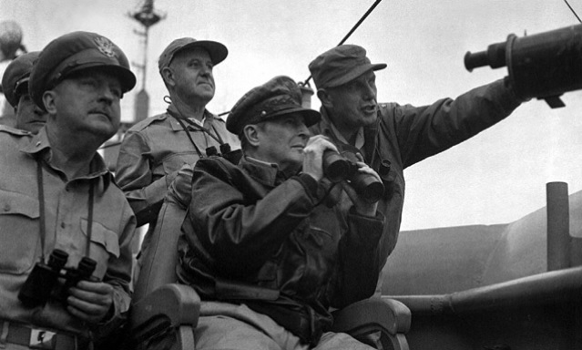 ▲ 1950년 9월15일 인천상륙작전을 지휘하는 맥아더 장군.ⓒ자료사진