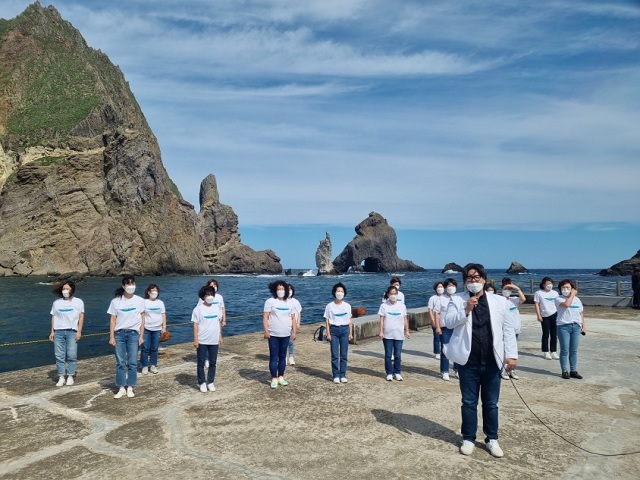 ▲ 독도재단은 13일 오전 통일여성합창단과 독도 선착장에서 공연을 갖고 ‘홀로 아리랑’, ‘독도 연가’, ‘내 나라 내 겨레’  등을 합창했다.ⓒ독도재단