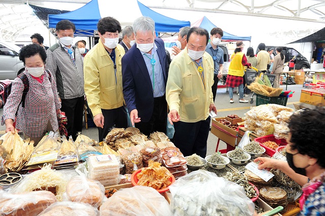 ▲ 김영만 군수는 설맞이 제수용품과 먹거리 등을 군위사랑상품권으로 직접 구입하며 상인들을 격려하고 방역상황도 꼼꼼히 점검했다.ⓒ군위군