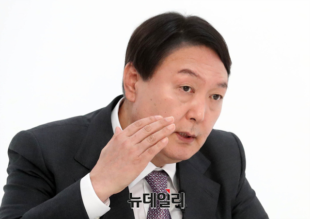 ▲ 윤석열 국민의힘 대선 예비후보의 '고발 사주' 의혹을 지난 2일 첫 보도한 인터넷매체 '뉴스버스' 소속 기자가 보도 직후 고위공직자범죄수사처(공수처) 관계자에게 전화해 수사 착수 여부를 물은 것으로 13일 확인됐다.  윤 후보 자료사진. ⓒ뉴데일리 DB
