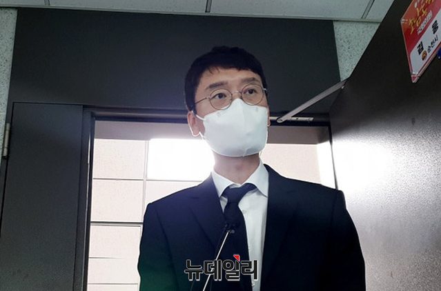 ▲ 김웅 국민의힘 의원이 13일 오후 의원실에 대한 공수처의 압수수색 집행이 종료된 후 브리핑을 하고 있다.ⓒ손혜정 기자