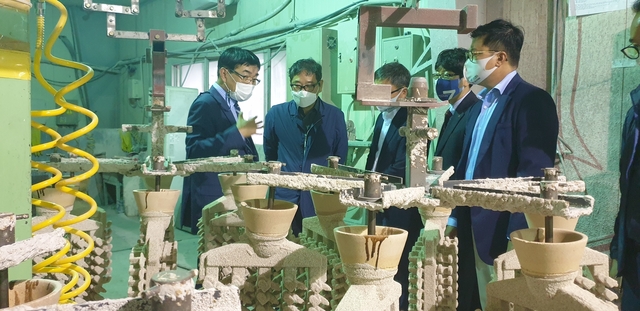 ▲ 하대성 경북도 경제부지사(왼쪽)는 13일 한국무역협회 대구경북지역본부장 일행과 경산에 소재한 현우정밀, 농업회사법인 초록원을 잇따라 방문해 현장 목소를 경청했다.ⓒ경북도