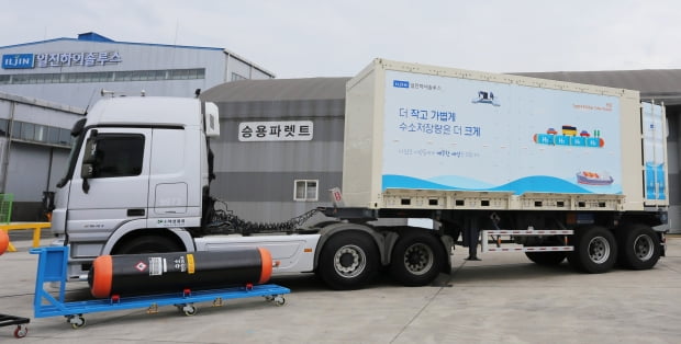 ▲ 일진하이솔루스가 국내 최초로 출시한 타입4 수소튜브트레일러.