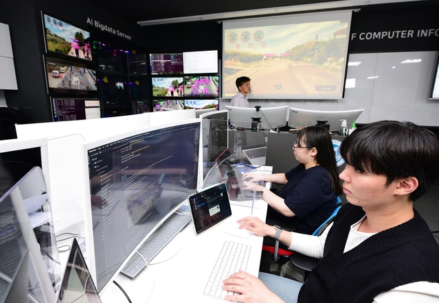 ▲ 영진전문대학교가 올해 교육부의 핵심 사업인 마이스터대와 디지털 혁신공유대학에 모두 선정됐다. 사진은 이 대학교 컴퓨터정보계열 학생들이 인공지능 소프트웨어 개발 실습을 하고 있다.ⓒ영진전문대