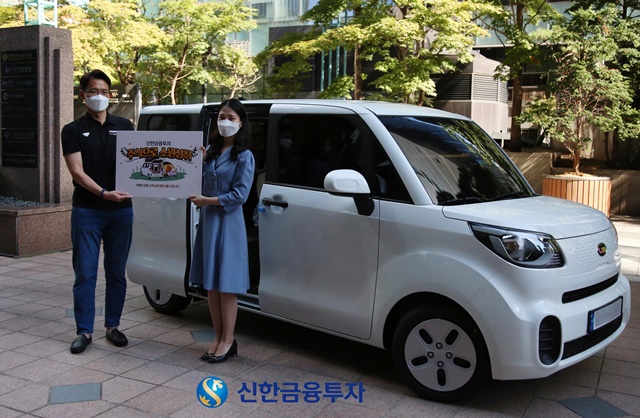 ▲ (왼쪽부터)정재윤 디지털마케팅셀장, 권민지 고객.ⓒ신한금융투자