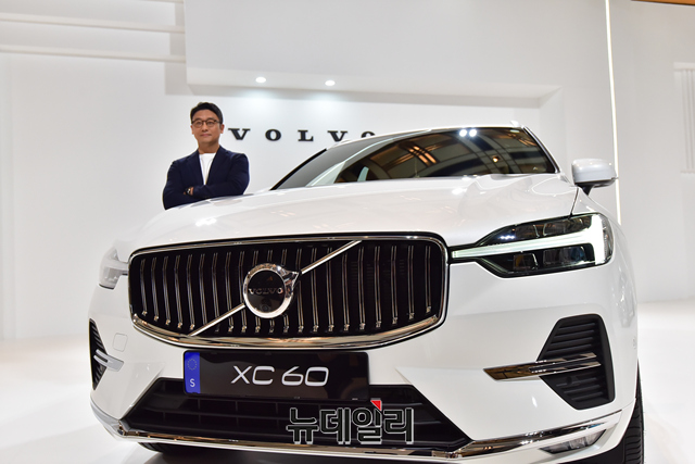 ▲ 이윤모 볼보코리아 대표가 14일 신형 XC60 앞에서 포즈를 취했다. ⓒ뉴데일리