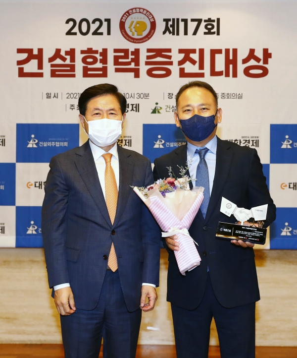 ▲ 계룡건설 김기풍 상무(우측)가 대한경제 김형철 사장(죄측)으로 부터 상패를 받은 뒤 기념촬영을 하고 있다.ⓒ계룡건설