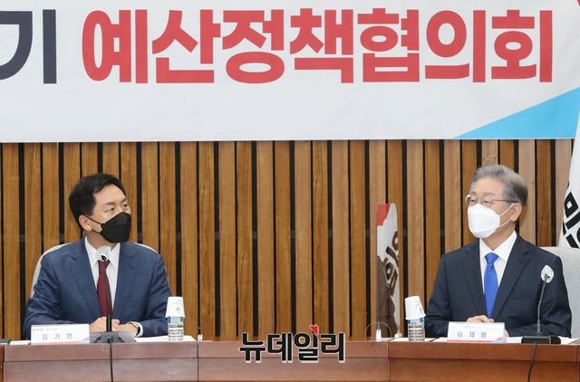 ▲ 14일 국회에서 열린 '국민의힘-경기도 예산정책협의회'에서 이재명 경기도지사와 김기현 국민의힘 원내대표가 대화를 나누고 있다. ⓒ공동취재단