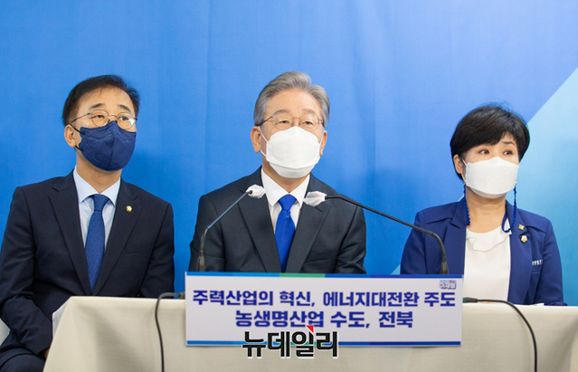 ▲ 더불어민주당 대선 예비후보인 이재명 경기지사가 14일 오전 서울 여의도 극동VIP에서 열린 전북 공약 발표 기자간담회에서 발언하고 있다. ⓒ이재명 캠프