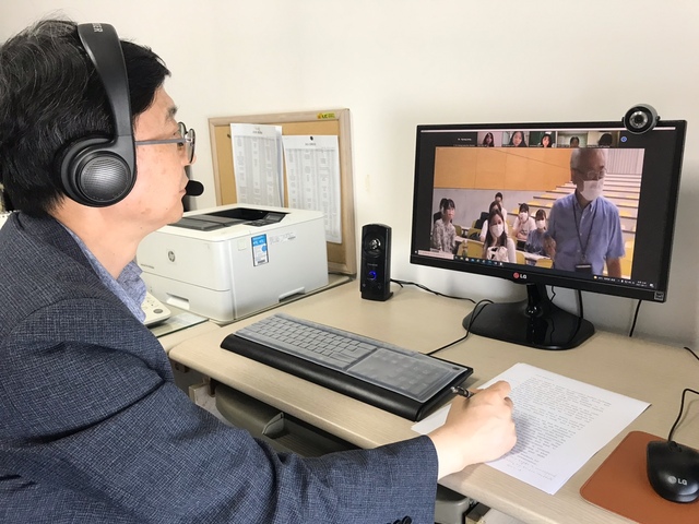 ▲ 11일 오후 1시, 김경용 국제교류원장이 실시간 화상회의 서비스 줌(Zoom)을 활용해 일본 구마모토보건과학대학교와 온라인 교환학생 프로그램을 진행하고 있다.ⓒ대구보건대