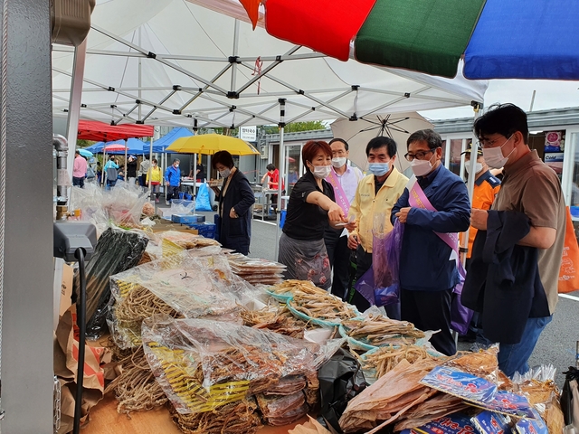▲ 하대성 경북도 경제부지사(오른쪽 두번째)는 14일 개장한 임시 영덕시장을 찾아 지난 4일 화재로 피해를 본 영덕시장 상인들을 위로하고, 추석 명절을 맞이해 장보기에 나섰다.ⓒ경북도