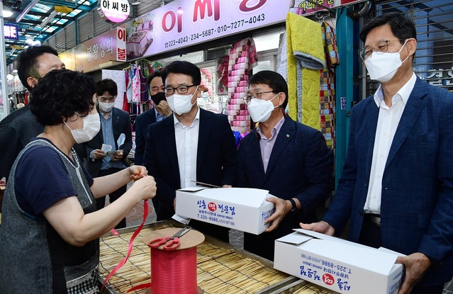 ▲ 남광주시장에서 진행된 지역농산품 구매 활동 모습 ⓒ한전 제공