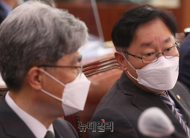 ▲ 박범계 법무부장관(오른쪽)과 김상환 법원행정처장이 14일 오전 국회에서 열린 법제사법위원회 전체회의에 참석해 대화하고 있다.ⓒ이종현 기자(사진=공동취재단)