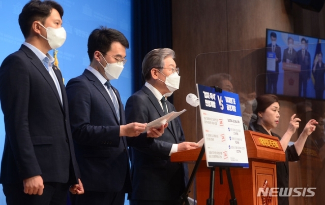 ▲ 14일 이재명 경기도지사가 국회 소통관에서 열린 긴급 기자회견에서 대장동 개발 특혜 의혹과 관련해 입장을 밝히고 있다. ⓒ뉴시스