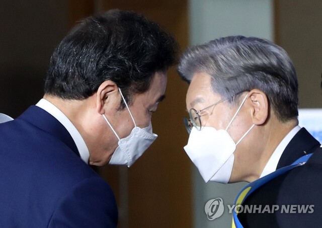 ▲ 지난 12일 오후 강원 원주시 오크밸리리조트 컨벤션센터에서 열린 더불어민주당 강원권역 순회경선 합동연설회에서 이낙연, 이재명 후보가 인사하고 있다.ⓒ연합뉴스