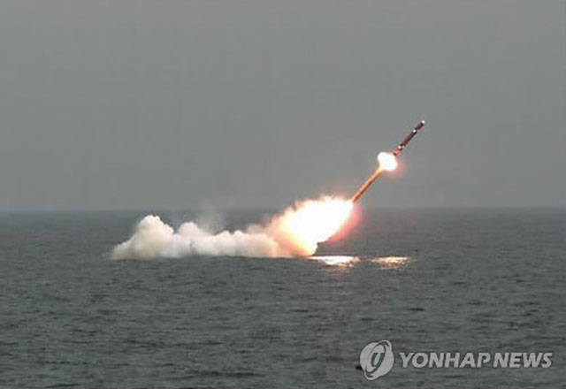 ▲ 잠수함에서 수중 발사하는 현무-3C 순항미사일. 구소련 기술을 전수받아 만들었다. ⓒ연합뉴스. 무단전재 및 재배포 금지.