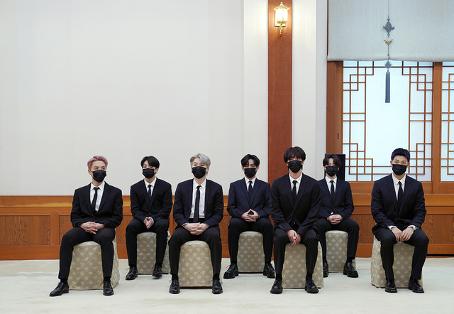 ▲ 14일 청와대에서 열린 미래세대와 문화를 위한 대통령 특별사절 임명장 수여식에 참석한 그룹 BTS 멤버. 왼쪽부터 BTS 제이홉, 정국, 슈가, 뷔, 진, 지민, RM.