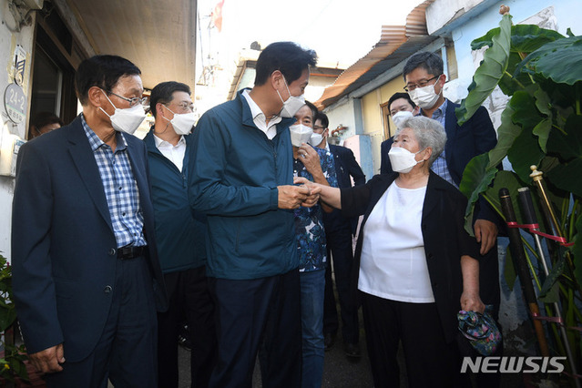 ▲ 오세훈 서울시장이 14일 오후 서울 관악구 신림1재정비촉진구역을 방문해 주민과 대화하고 있다. 신림1구역은 지난 2008년 재정비촉진구역으로 결정된 뒤 13년 동안 주민 갈등 등 이유로 사업이 정체돼왔지만, 지난해 6월 서울시 신속통합기획 대상지로 선정되며 사업에 속도가 붙었다. 현재는 공공·조합 운영진·주민 간 수차례 간담회를 거쳐 정비계획을 수립하는 단계다. (공동취재사진) ⓒ뉴시스
