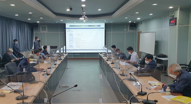 ▲ 울진군(군수 전찬걸)은 수소시대에 대비한 원자력·수소산업의 상생 발전과 지역경제 활성화 등을 위해 추진 중인 ‘대규모 그린수소 생산단지 조성’ 사업의 사전 예비타당성조사 기획용역 제2차 자문위원 회의를 열었다.ⓒ울진군