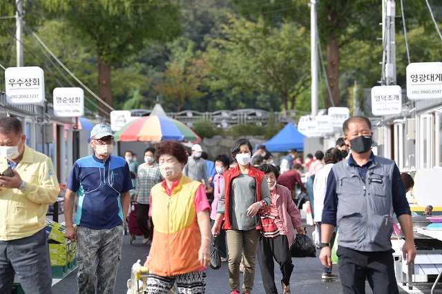 ▲ 영덕군의 영덕시장 화재로 인한 임시시장이 14일 개장해 많은 손님들이 찾고 있다.ⓒ영덕군