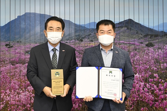 ▲ 달성군(군수 김문오, 왼쪽) 관광홍보관이 ‘제6회 대한민국 국제 관광박람회’에서 최우수상을 받아 2020년 우수상 수상에 이어 2년 연속 수상하는 쾌거를 이뤘다.ⓒ달성군