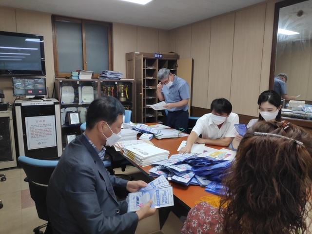 ▲ 청도군(군수 이승율)은 민족 최대의 명절인 추석을 앞두고 마스크 착용 의무화와 코로나19 4차 대유행 확산방지를 위한 이동 자제를 권고하는 서한문과 함께 코로나19 예방행동수칙을 포함하여 전 군민 1인당 마스크 5매씩 배부한다.ⓒ청도군