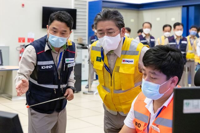 ▲ UAE 바라카원전을 방문해 건설현황을 점검하는 정승일 한전 사장 ⓒ한전 제공