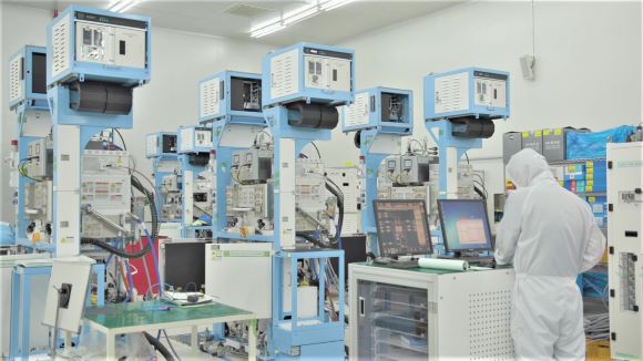 삼성전자 협력회사인 반도체 장비 기업 '원익IPS' 직원들이 반도체 생산설비를 점검하고 있다.ⓒ삼성전자