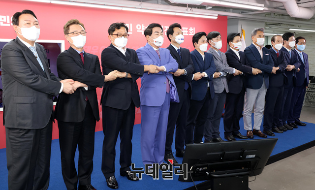 ▲ 국민의힘 대선 예비후보들이 지난 8월25일 오후 서울 여의도 당사에서 열린 '국민 약속 비전 발표회'에 앞서 기념촬영을 하고 있다. (왼쪽부터 윤석열, 최재형, 박찬주, 안상수, 장성민, 원희룡, 하태경, 황교안, 박 진, 장기표, 유승민, 홍준표 예비후보)ⓒ이종현 기자