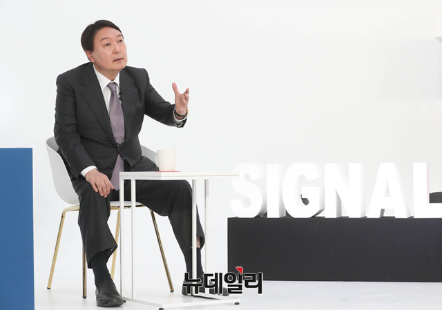 ▲ 지난 10일 윤석열 국민의힘 경선후보가 서울 금천구 즐스튜디오에서 열린 '국민 시그널 면접'에 참석해 질문에 답하고 있다. ⓒ공동취재단