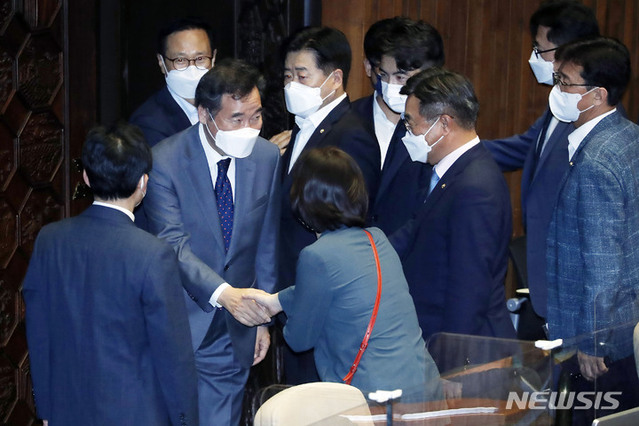 ▲ 이낙연 더불어민주당 의원이 15일 서울 여의도 국회 본회의에서 상정된 사직안이 가결된 뒤 동료 의원들과 인사하고 있다. ⓒ뉴시스