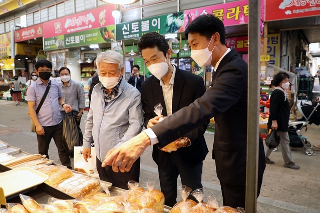 ▲ 이태환 세종시의회 의장과 의원들이 15일 추석 명절을 맞아 세종전통시장을 찾아 ‘명절 전통시장 장보기 행사’에 동참하고 있다.ⓒ세종시의회