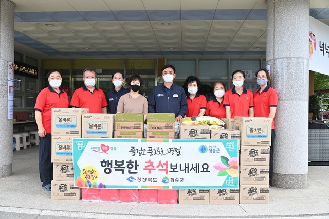 ▲ 윤경희 청송군수가 민족 최대의 명절인 추석을 앞두고, 지난 15일 아름다운실버타운 등 관내 8개소의 사회복지시설을 대상으로 위문품을  전달하고 현안에 대한 의견과 애로사항을 청취했다.ⓒ청송군