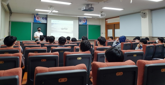 ▲ 금오공과대학교 교수들이 지역 고등학생을 위한 진로 특강을 실시했다. 사진은 금오공대 김우석 건축학부 교수 특강 장면.ⓒ금오공대