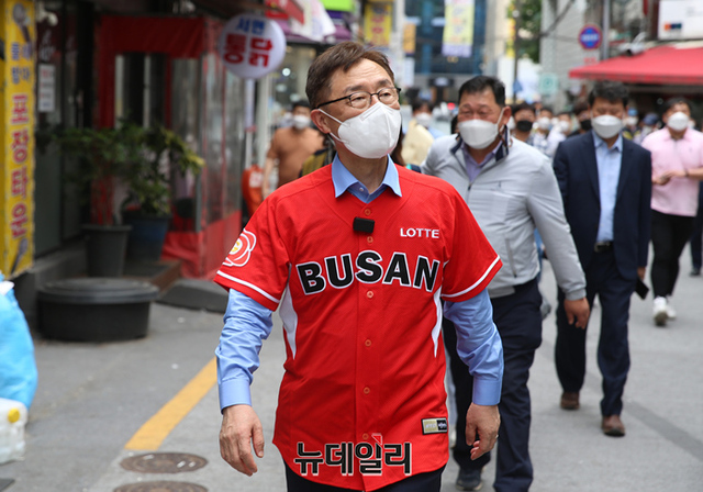 ▲ 최재형 국민의힘 대선 예비후보가 지난 13일 오전 부산진구 부전시장을 방문해 상인들과 인사를 나누고 있다.ⓒ정상윤 기자(사진=최재형 캠프)