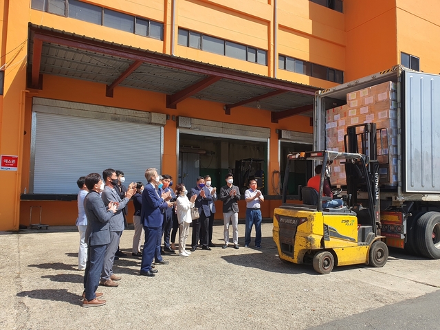 ▲ 경북도는 15일 포항 대일씨앤에프 물류창고 앞에서 지역 수산기업 13개사 수산식품을 울타리USA(신상곤 대표)를 통해 미국으로 수출하는 선적식 행사를 진행했다.ⓒ경북도