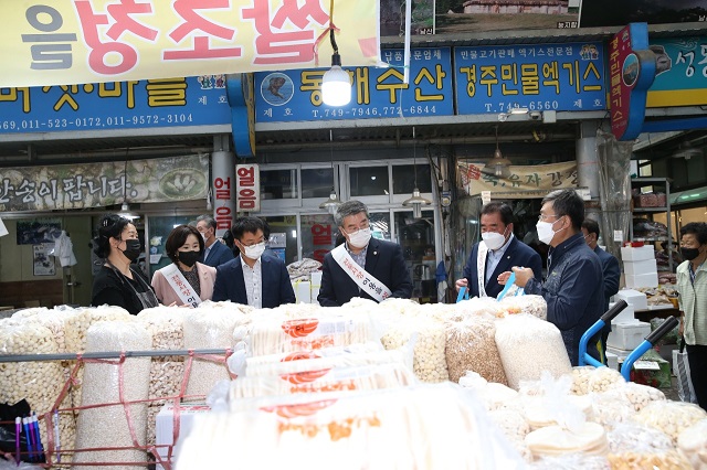 ▲ 경주시의회 전체의원과 의회사무국 전 직원들은 15일 지역 전통시장인 성동시장을 찾아 추석맞이 전통시장 장보기를 실시했다.ⓒ경주시의회