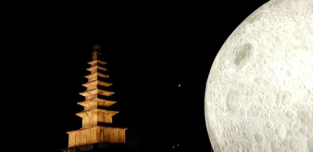 ▲ 충북 충주 중원탑(야간)의 아름다운 모습.ⓒ충주중원문화재단