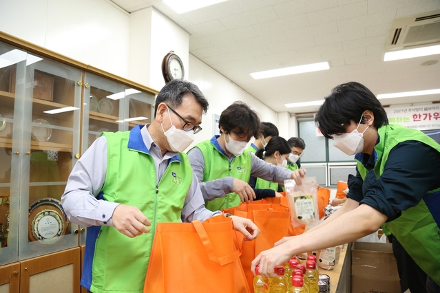 ▲ LH 나눔봉사단은 지난 14일 서구제일종합사회복지관에서 진행된 ‘2021년 추석맞이 福보따리 나눔’ 행사에서 독거노인, 장애인, 결손가정 등 소외계층 대상으로 전달될 한가위 명절선물세트를 직접 포장했다.ⓒLH 대경본부